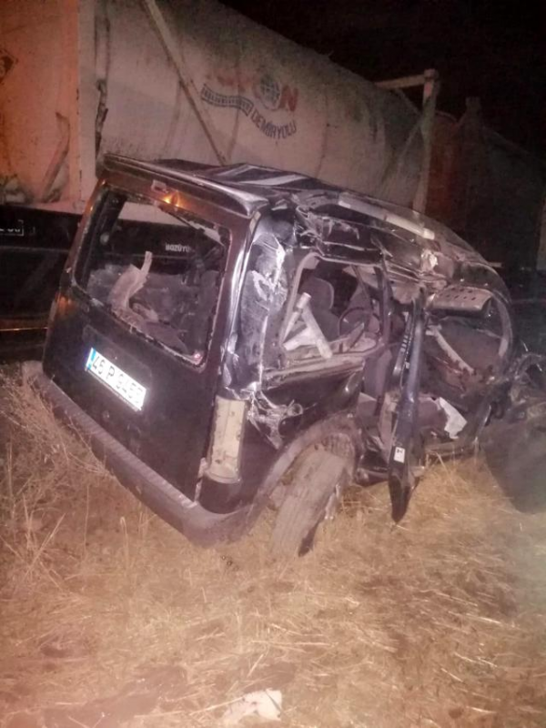 Yük treni hemzemin geçitte hafif ticari aracı biçti: 3 yaralı